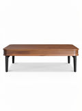 **Eleganter Holztisch mit gestreiftem Design und schwarzen Beinen**